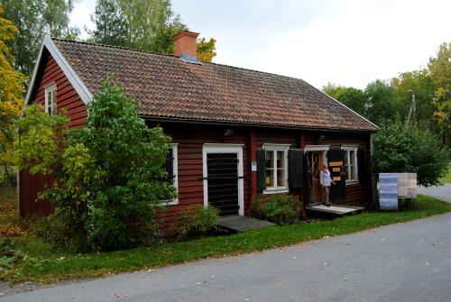 Stavs äng vid Munktorps gård utmed väg 276 norr om Östanå, ett vackert naturområde med Upplands äldsta runsten och blommande orkidéer om våren.