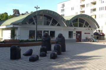 Noaks ark, 1962 Under tidigt 1960-tal fick Sven Lundqvist (1918-2010) i uppdrag av Solna stad att gestalta Bergshamra torg.