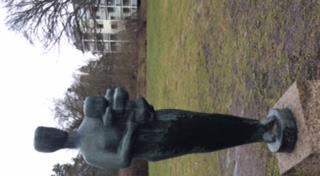 Mor och barn, 1956 Liss Erikssons skulptur Mor och barn finns vid Björnstigen 107 i Bergshamra. Skulpturen finns även placerad i Norrköping.