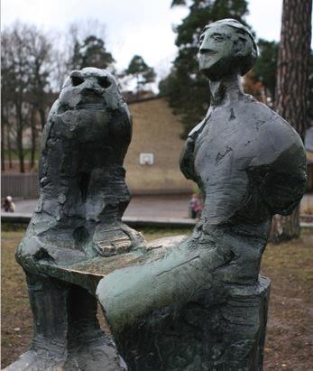 Pojke med uggla, 1964 Ebba Ahlmark-Hughes är skulptör och målare, född 1929 i Karlstad och representerad på bl a Moderna museet och Nationalmuseum Ahlmark-Hughes skulpturer är ofta figurer med stram