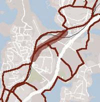 Halva sträckan har belysning på gång- och cykelbanan medan den andra halvan endast belyses från vägbanans