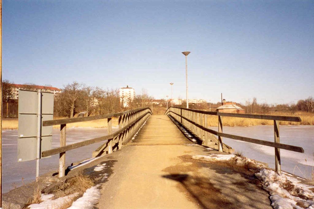 2. Gångbron som sträcker sig över Sunna Kanal är rak och flack och lätt att överblicka.