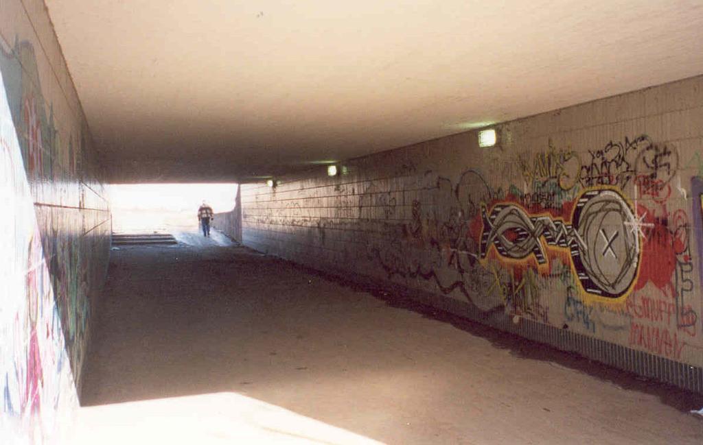 2. Gång- och cykelbanan på den här delen är rak och överblickbar, belysning finns både från vägen och köpcentrumets parkering.