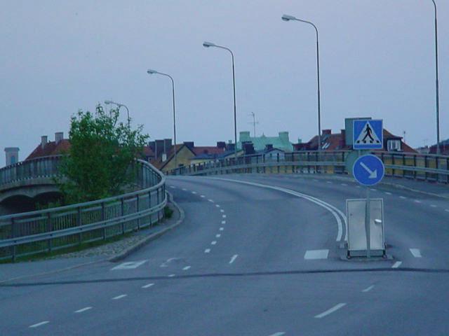 Den belysning som finns på bron fungerar bra men är inte så stark vilket gör att synfältet inte slutar vid räcket.