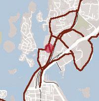 Gatan genom Tullparken används flitigt av både cyklister och gående. Då parken är öppen runt gatan är överblickbarheten och orienterbarheten god men minskar när det är mörkt.