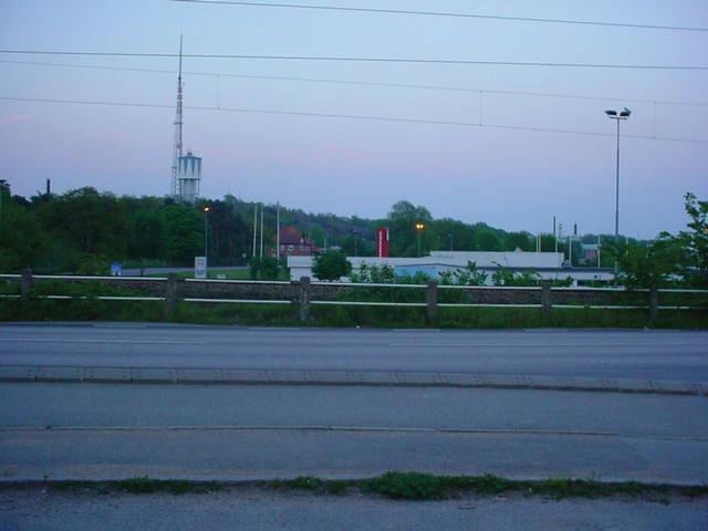 Man känner sig helt utelämnad eftersom de flesta entréerna är vända på andra hållet. De entréer som är vända mot gatan är verksamheter eller portar till gårdar. 2.