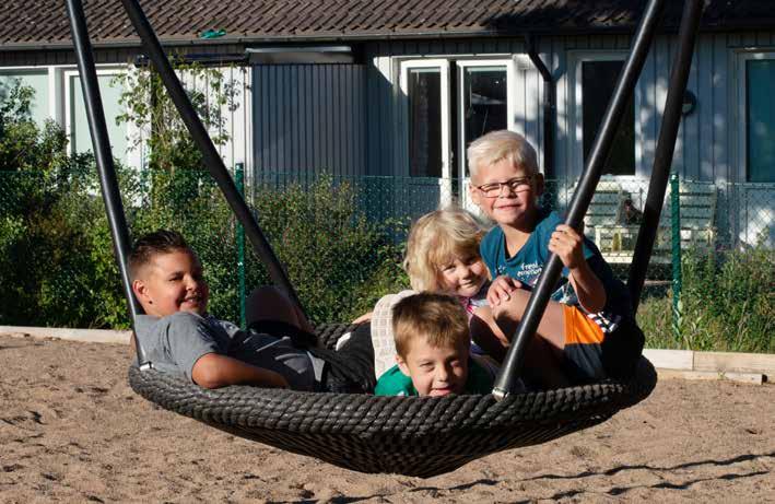 Grodan, Myran, Humlan och Nyckelpigan. Förskolan ligger på Lärkvägen och har en härlig baksida med massa grönska som passar för barnen att springa och leka i.