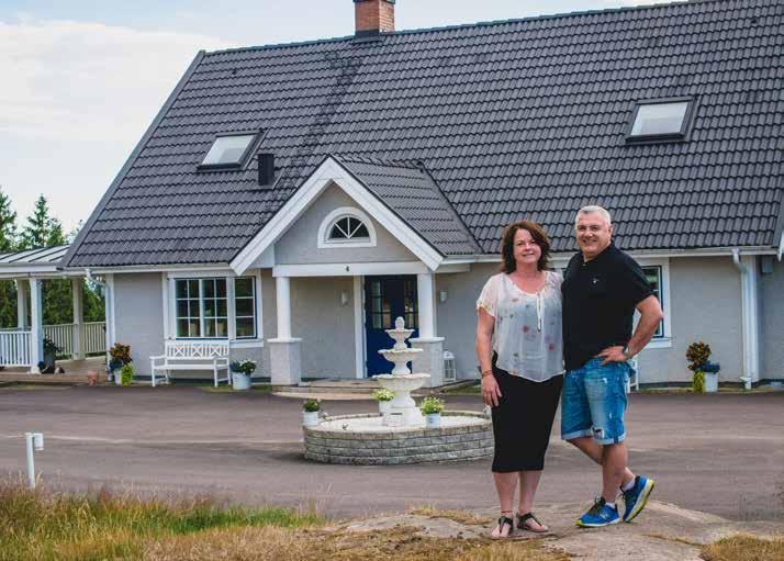 Idag är huset på Högåsen 40 meter långt och 400 kvadratmeter. Paret Anette och Kotte har byggt ut flera gånger för att få sitt drömhus.