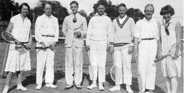Tennisspelare från 1920- och 1930-talen. Ester Björklund längst till vänster och tennisklubbens stiftare - Harry Pettersson - trea från vänster.