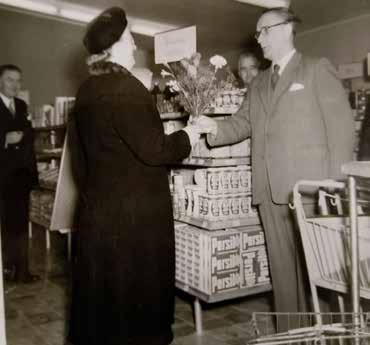 Öppningen av Snabbköpet i Mariedal 30 oktober 1952. Styrelseordföranden Karl Ericson hälsar första kunden fru Sara Karlsson välkommen.