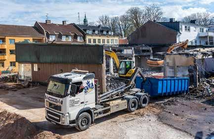 Ett sexvåningars bostadshus med entréer från gatan samt ett tvåvåningshus på