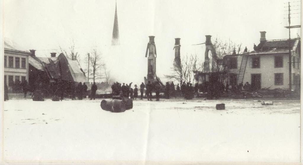 Bilden är från branden i Ekstrandska huset i Karlskoga år1903. Ett hotat hus är inklätt i brandsegel.