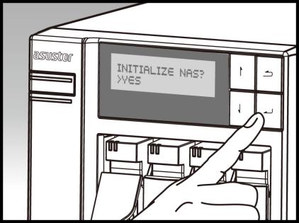 Använd " -knappen på LCD-skärmens högra sida för att bekräfta att du vill initiera NAS-enheten. Systemet kommer nu att starta initieringsprocessen.