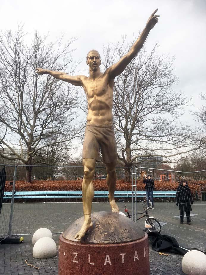 Zlatan-statyns uppgång och fall Om förstörelsens ikonografi Lars Berggren Title The Rise and Fall of the Zlatan Statue.