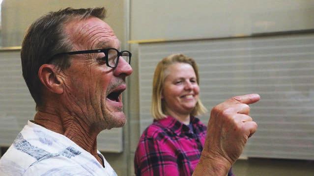 De mångåriga medlemmarna, Mona och Berndt-Ove Holm. Dagens onsdagsträff drar något färre deltagare på grund av regnväder. Ordförande Martina Waldmann och sekreterare Marianne Juhlin.