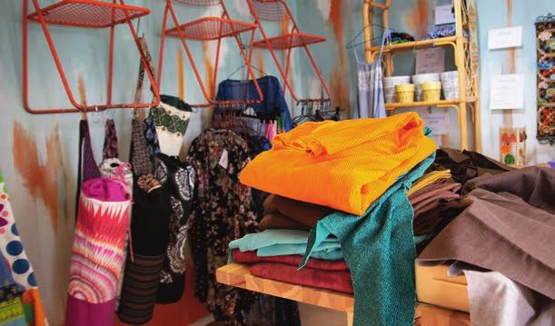 företag Theresa ger kläder och prylar nytt liv Secondhand och återbruk är i ropet mer än någonsin. Allt fler svenskar börjar bli medvetna om vad och hur de konsumerar.