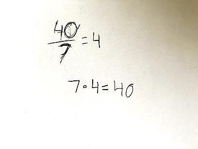 Efter det ritade eleven ut enkronor för att summan i de fyra högarna skulle bli 48. Detta gjorde att svaret blev 12 och av Bild 4 framgår elevens lösning.