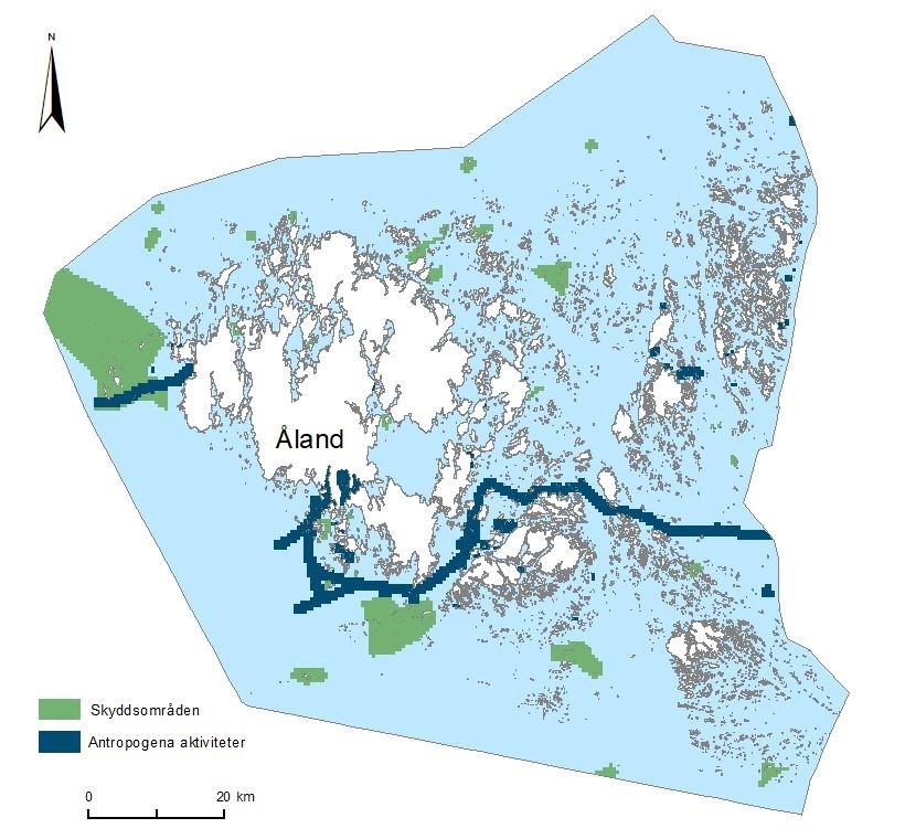 Figur 7. Karta över de områden som är inlåsta på grund av skyddsområden (grön), och de områden som är utlåsta på grund av antropogena aktiviteter (blå) såsom farleder, fiskodlingar och tätorter.