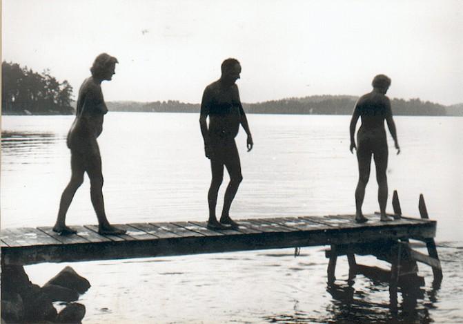 Flera nudist kvinnor på stranden Flera nudist kvinnor på stranden