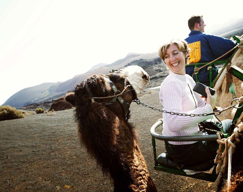 16 LANZAROTE 17 5 x för barn Kamelridning Alldeles innan man når fram till Timanfaya Visitor Center ligger kamelcentret The Echadero de los Camellos.