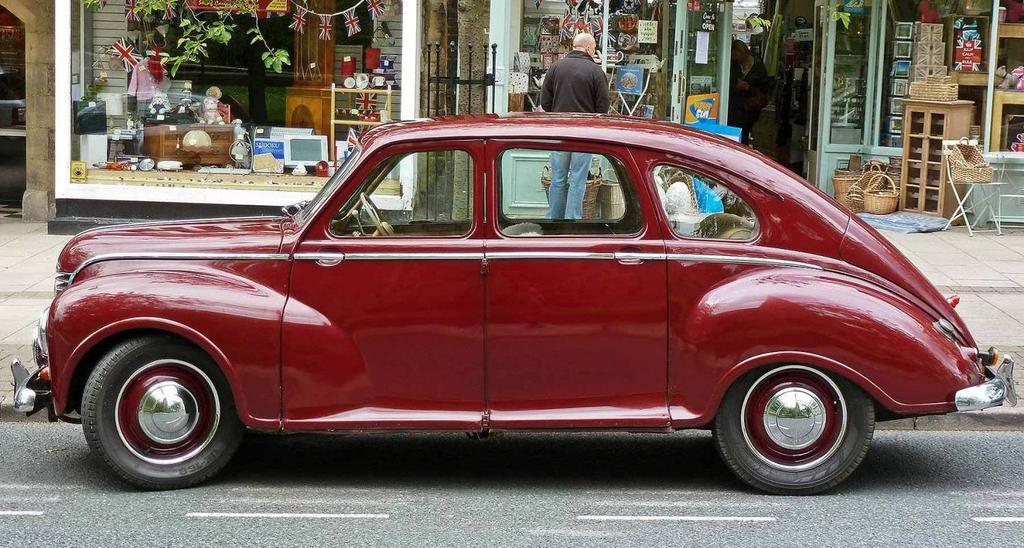 Den visades i maj 1947 och hade en boxermotor i aluminium på 50 hk. Karossen var självbärande och det var torsionsfjädring runt om.