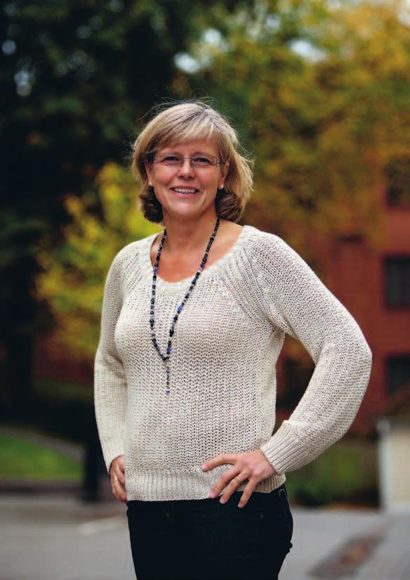 GUJOURNALEN 6 2012 25 Ingrid Carlberg Aktuell: Gästprofessor i journalistik vid JMG. Ålder: Snart 51 år Född: Surahammar Bor: Österskär, nordost om Stockholm Familj: Gift, två barn.