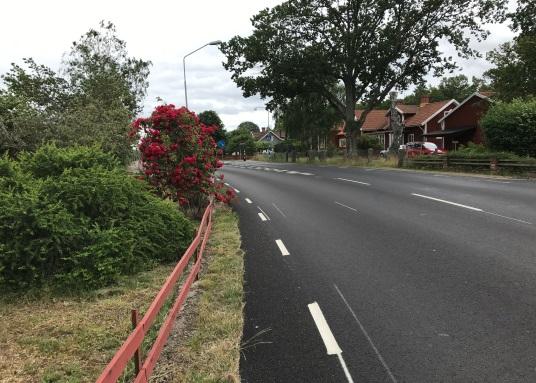 att öka trafiksäkerheten för oskyddade trafikanter. En godtagbar lösning är i sådant fall att bredda Ryssbyvägen och anlägga en parallell separat gång- och cykelväg.