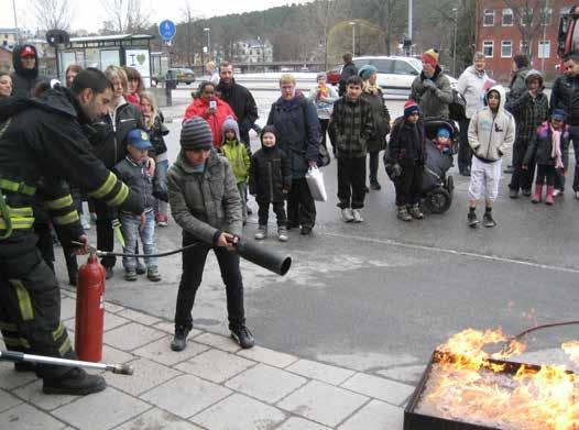 Medborgardag lockade 6 500 besökare En viktig del i vårt förebyggande arbete är att utbilda våra kommuninvånare i brandsäkerhet. Därför finns vi med vid olika aktiviteter som de besöker.