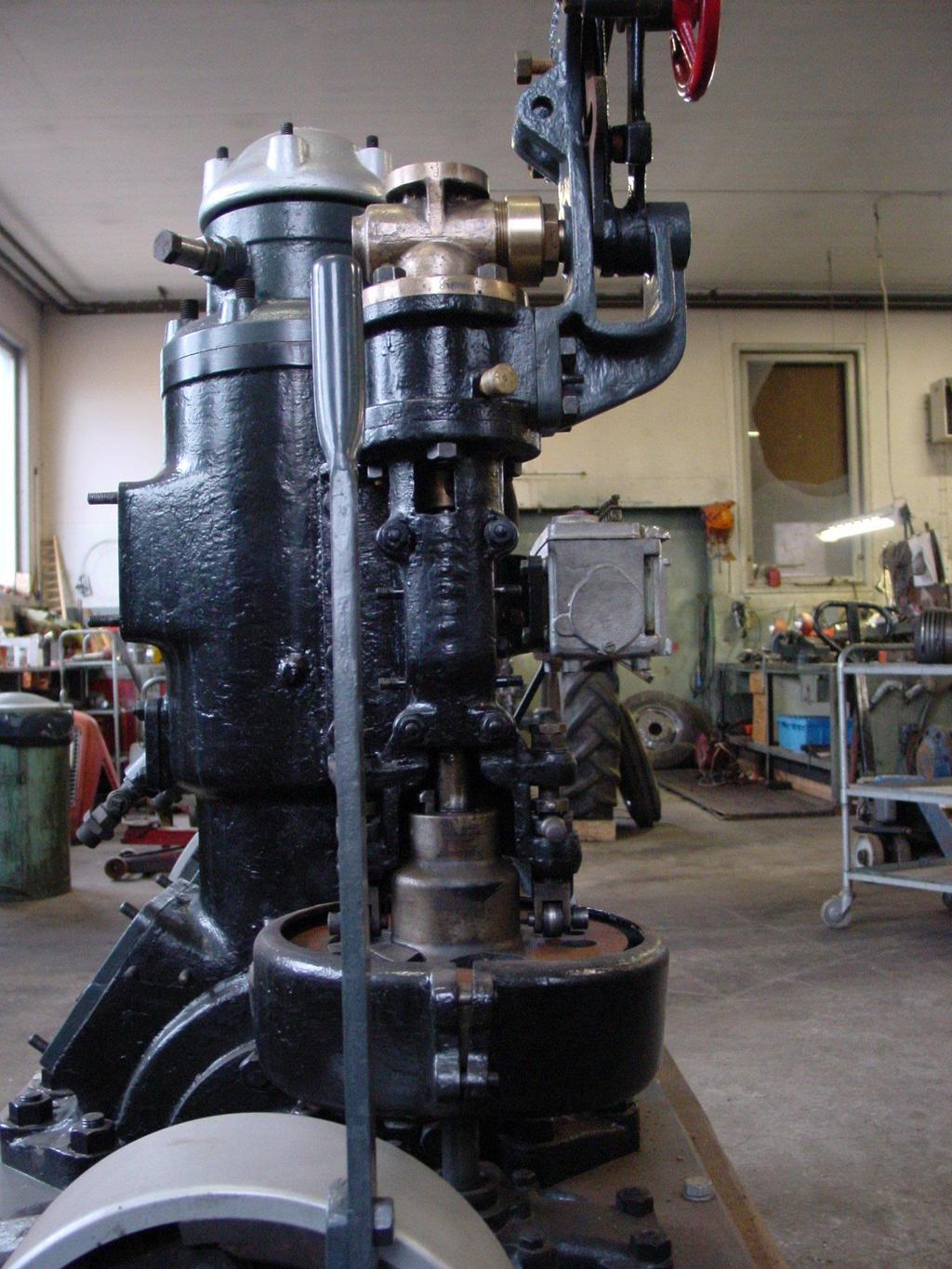 2-cylindrig Bergsundsmotor för renovering på Målilla Mekaniska Verkstad Motorn syns här från aktra sidan där centrifugalregulatorn är monterad.