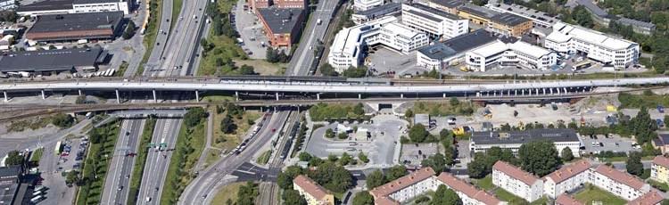 Anläggning Sida 7 (9) Årstaberg I refugen på Årstabergsvägen vid Årstabergs station har en pelare för den nya Älvsjöbågen placerats och återställning efter det skedde våren 2015.