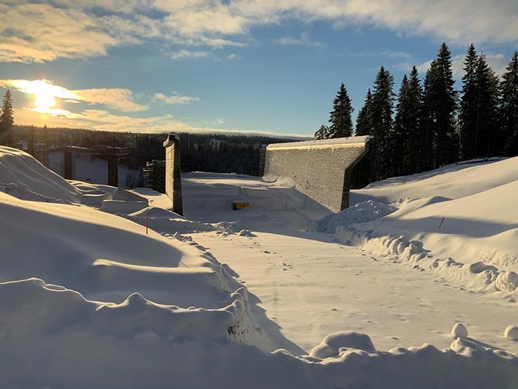 Norra landfästet, bron över Umeälv. Foto: Pereric Johansson. Vecka 7-8 Arbetet med att röja snö har fortsatt. Rivning av broformen vid lilla bron på norra sidan är klar.