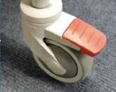 Kontrollera att hjulens bromsar är aktiverade när brukaren tar sig in eller ut från stolen för att undvika att stolen rör på sig.