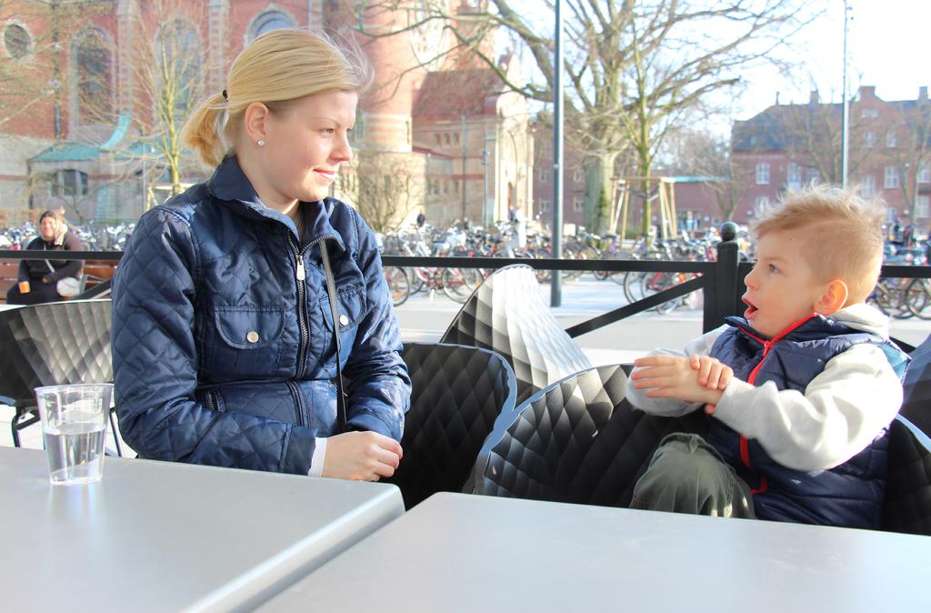 Staten måste ta ansvar för att stimulera teckenspråkiga miljöer för döva barn! För att utveckla ett språk krävs samspel och kommunikation mellan människor med det aktuella språket.