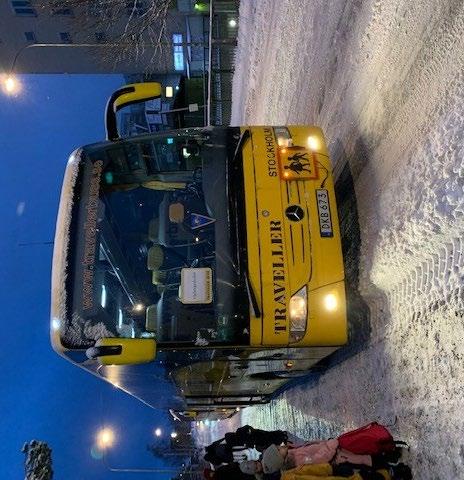 Skolbussar För att ta sig till skolan i Vårberg åker eleverna skolbuss.