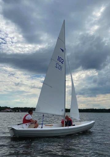 Trämasten har ersatts med aluminium dito samt är segelytan 9 kvadratmeter.