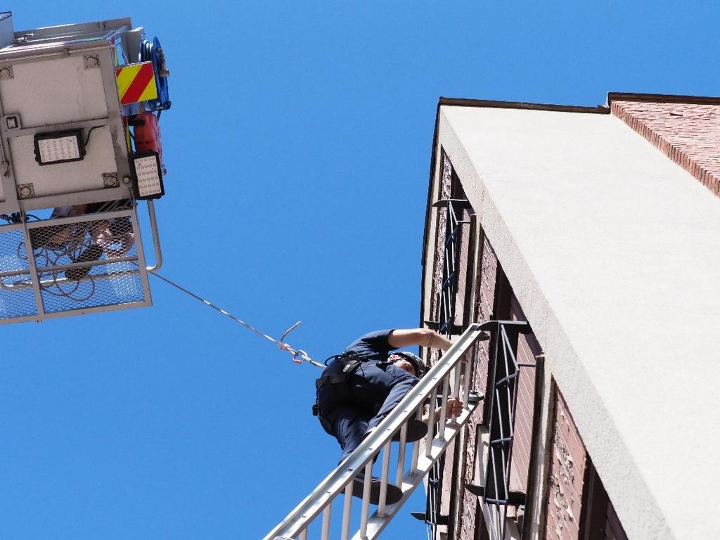 Steghävaren får fungera som säkerhet på övningen. Steghävaren når en höjd på 32 meter. Den längsta stegen vi har med oss i brandbilden är 12 meter. Har du klättrat upp 12 meter någon gång på en stege?