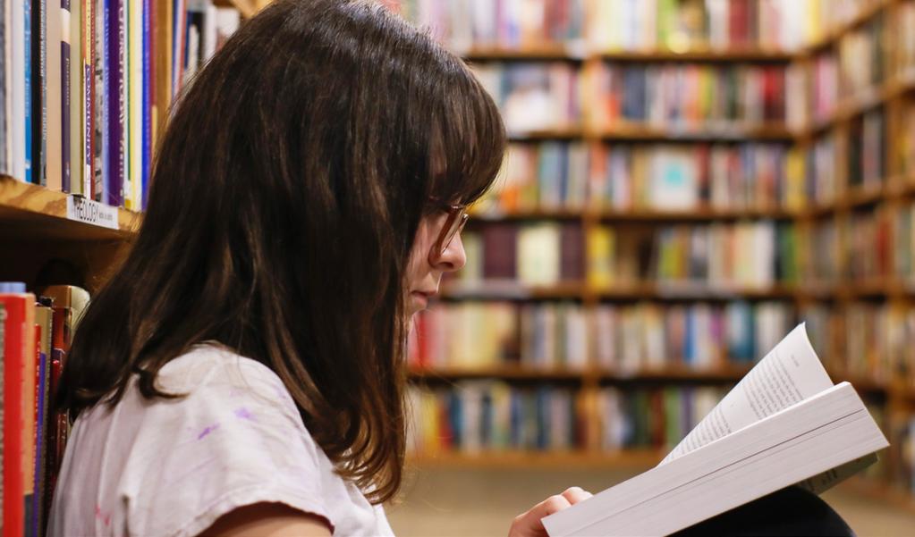 BIBLIOTEK I biblioteket kan du bland annat söka information i olika ämnen, få handledning i informationssökning, låna böcker, läsa dagstidningar och tidskrifter.