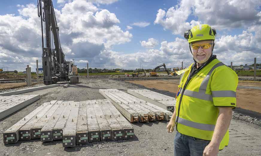 Pålar för stabila Magnus Barvehed, produktionschef på Hercules Grundläggning, Region Syd, på plats i Ängamöllans industriområde i Kristianstad i samband med grundläggningsarbetet.