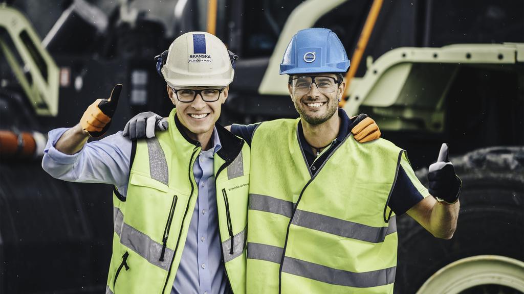 Joakim Käpynen, produktionsledare på Skanskas anläggning Vikan Kross och Uwe Müller, överordnad projektledare för Electric Site på Volvo CE 2018-08-30 09:05 CEST Tester påbörjas vid världens första