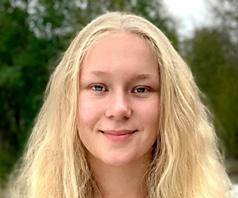 Linnea bor i Rättvik och sedan 2011 har hon delat hem och sina föräldrar med familjehemsplacerade barn, något som hon tror haft stor påverkan på den hon är idag.