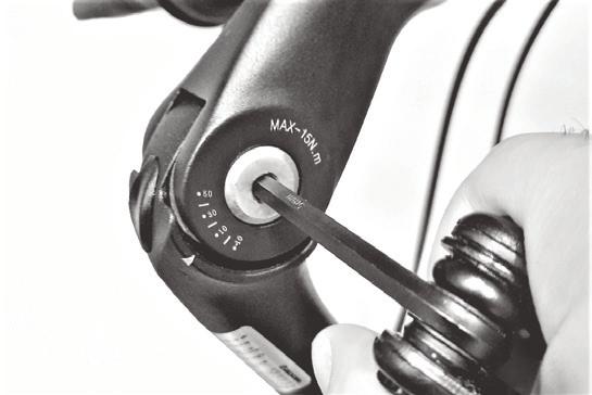 DK 14. JUSTERING AF STYR Styret er sat fast på cykelstellet med gear- og bremsekablerne. Sørg for, at kablerne sidder på den rigtige side af forgaflen ved montering af styret.