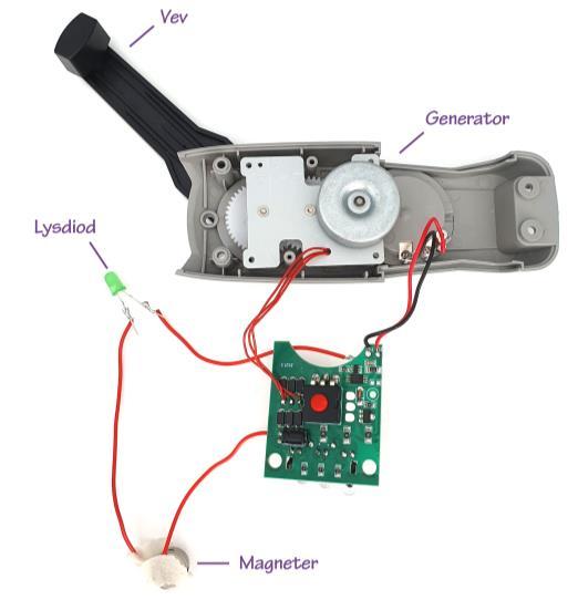 Till den andra prototypen inhandlades en dynamoficklampa för att sedan demontera isär den och se dess uppbyggnad.