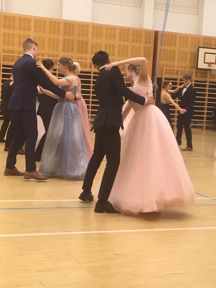 DE GAMLAS DAG De Gamlas Dag firas med en dansuppvisning i skolan på dagen och på kvällen gemensamt med de finska gymnasierna.