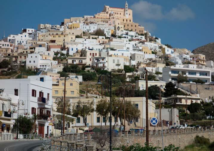 SO a sig runt på Syros ill Syros går båtar från thens hamnstad Pireus. Blue Stars färja tar fyra timmar.