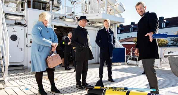 Sebastiaan Swart, oceanograf på Institutionen för marina vetenskaper, berättar för Kung Carl XVI Gustaf, rektor Eva Wiberg och landshövding Anders Danielsson om utrustning som finns på fartyget.