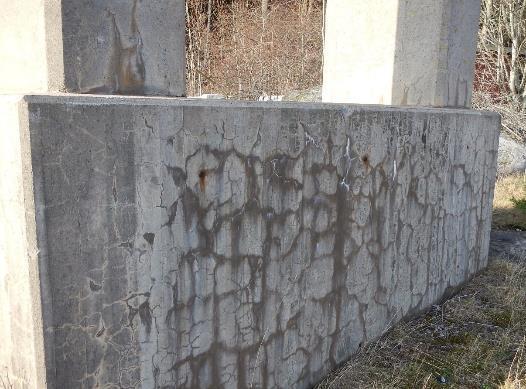 Figur 3.31 Krackeleringsmönster på pelarstöd. Kommentarer Krackeleringsmönster som observerades på betongytor vid broinspektion gav anledning till en oro att skador kan uppstå på fundamenten.