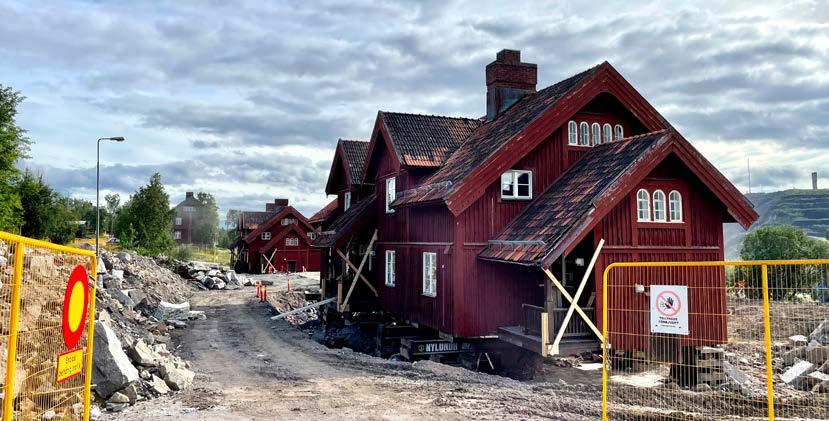 De kännetecknas av nationalromantiska drag med kraftiga framspringande tak över entréer, utsirade vindskivor, och små rundbågiga fönster, säger Marie Kuokkanen.