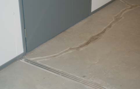 Bild 11.1 Sprickorna i golvet i källargången i en universitetsbyggnad tätades med en ytbeläggning av epoxi.