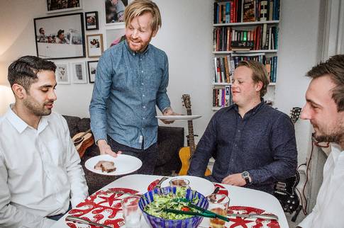 Språkbad över en god bit mat MIDDAGSKLUBB Genom nätverket Invitationsdepartementet bjuder svenskar och SFI-elever hem varandra på middag.