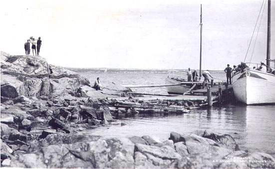 Kärret delas i en yttre och inre del av en bågformig strandvall på vilket stigen med spång går fram. Ulagapskärret förvirrar med sin spegling. Vad är upp och vad är ner?